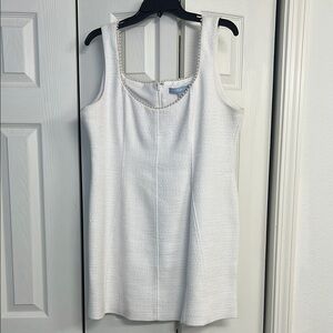 Elegant White Sleeveless Dress